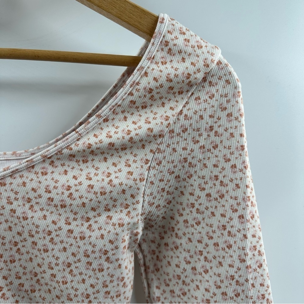 Aeropostale Floral-Ribbed Reversible Cropped Top – Size M - Picture 2 of 4
